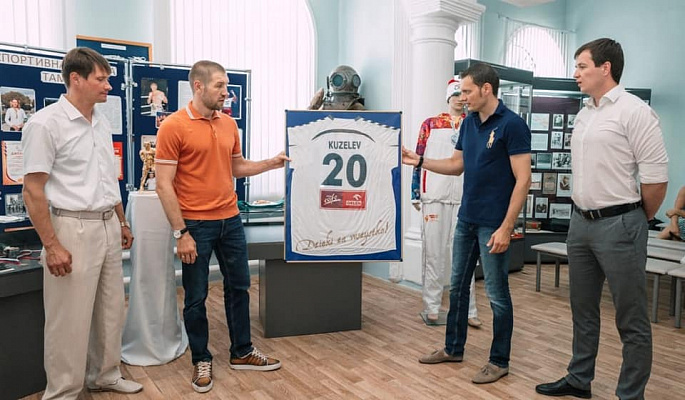 В честь 100-летия музея города Темрюка Дмитрий Пирог передал спортивные трофеи